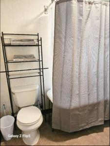 Bilik mandi di Nice bedroom in Lincoln with shared bathroom 2
