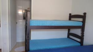 quelques lits superposés dans une chambre dans l'établissement Cantinho do Sossego, à Olímpia 11 autres photos