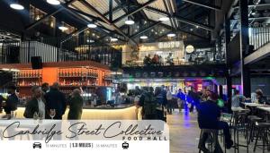 Eine Gruppe von Menschen, die in einer Markthalle umhergehen. in der Unterkunft Birtin Works Apartments - City Centre in Sheffield