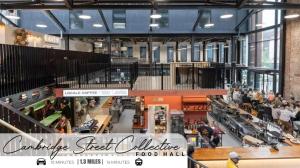 Blick auf eine Markthalle mit vielen Menschen in der Unterkunft Birtin Works Apartments - City Centre in Sheffield