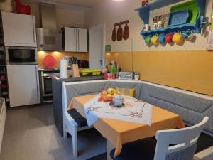 a kitchen with a table with a bowl of fruit on it at Ferienwohnung Obermühle in Ballstädt