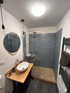un bagno con lavandino e doccia di HAVEN Central Studios a Braşov Altre 37 foto