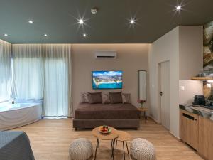 Χώρος καθιστικού στο YaPe Coastal Suites at Alimos Beach