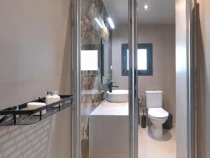 Ένα μπάνιο στο YaPe Coastal Suites at Alimos Beach +31 φωτογραφίες