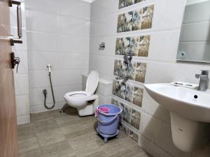 a bathroom with a toilet and a sink at Hotel Kaveri in Allahābād
