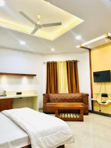 TV a/nebo společenská místnost v ubytování Krishnam Resort