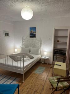 una camera da letto con un letto e un soggiorno di HAVEN Central Studios a Braşov