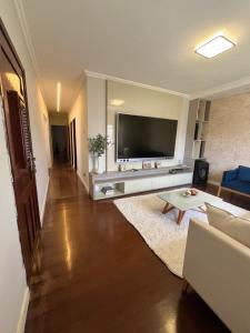 パルナイバにあるCasa litoralの大型薄型テレビのあるリビングルーム