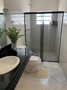 パルナイバにあるCasa litoralのシャワー、トイレ、洗面台を備えたバスルーム +15枚の写真