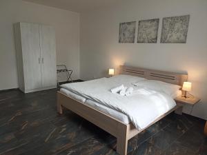 Postel nebo postele na pokoji v ubytování Penzion U tri statkaru + 36 fotografií