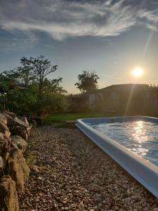 The swimming pool at or close to Schuberts Oderbruch Landpension