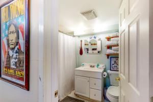 een badkamer met een filmposter aan de muur bij Alki Oasis in Seattle +39 foto's