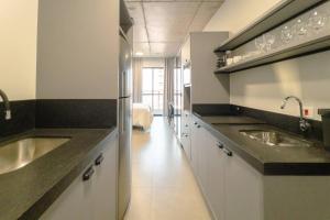 a large kitchen with two sinks and a bedroom at Moderno e Central - CA905 in Maringá +31 photos