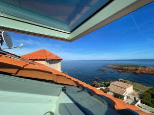 a view of the ocean from a house at Charmant petit appartement vue mer et corniche Esterel in Anthéor