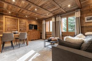 a living room with a couch and a table at Chalet Les Cocales - Séjour et nuitées - Appartement Pin Cembro in Bessans