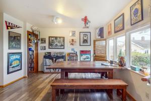 een eetkamer met een tafel en een bank bij Alki Oasis in Seattle
