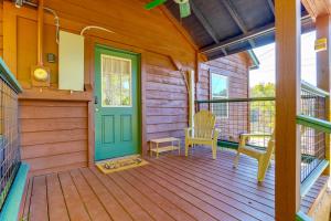 Svalir eða verönd á Less Than 1 Mi to Dtwn Pet-Friendly Cabin in Murphy!