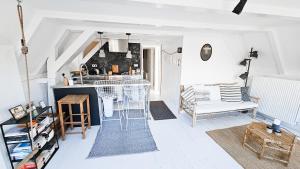 un salon avec un comptoir et une cuisine dans l'établissement JoyJoyJoy the Royalty ecolicous design house in a historic Canalhouse from 1618 with 2 bedrooms with top floor views over the canals, à Amsterdam