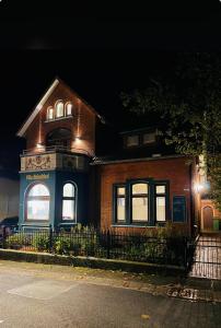 a brick house with lights on the front of it at Ferienhaus Villa Heimfried Büsum in Büsum