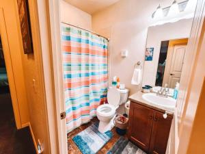 une salle de bain avec toilettes, lavabo et douche dans l'établissement Peaceful Falcon Hot Tub Pet Friendly 3 King Beds, à Peyton 10 autres photos