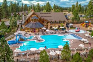 una vista dall'alto di una piscina in un resort di The Cottages - Golf, Pool, Play - 2-Bedroom a Truckee
