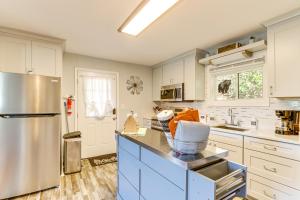 Eldhús eða eldhúskrókur á Less Than 1 Mi to Dtwn Pet-Friendly Cabin in Murphy!