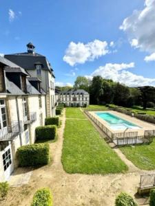 Kolam renang di atau dekat dengan Château de Kergonano appartement L'écrin du Golfe