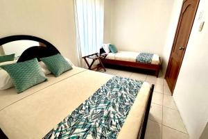 Un dormitorio con una cama grande y un sofá. en Sweet Home, en Puerto Ayora 2 fotos más