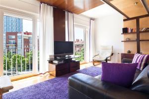 TV a/nebo společenská místnost v ubytování Stay U-nique Apartments Salvador Espriu
