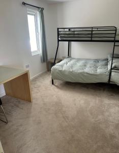 En eller flere senge i et værelse på Poplar holiday cottage