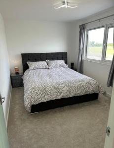 En eller flere senge i et værelse på Poplar holiday cottage