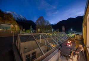 Utsikt mot fjell, enten fra leiligheten eller fra et annet sted