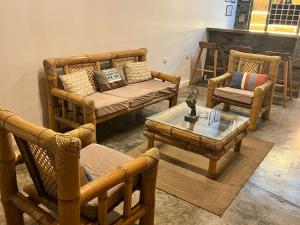 a living room with chairs and a couch and a table at Hotel Chicama Home and lounge in Puerto Chicama