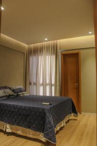 Katil atau katil-katil dalam bilik di Apartamento 3/4 decorado em condomínio frente mar