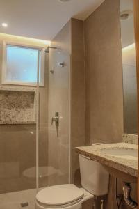 Bilik mandi di Apartamento 3/4 decorado em condomínio frente mar