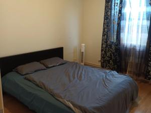 Ένα ή περισσότερα κρεβάτια σε δωμάτιο στο Private room in sharing apartment vantaa