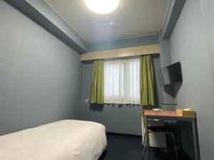 福山市にあるFukuyama Royal Hotel - Vacation STAY 46665vのベッドと机と窓のある寝室