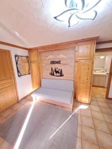 Katil atau katil-katil dalam bilik di A4 km de Megève très joli studio avec jacuzzi ,vue sur les montagnes au calme +33 gambar