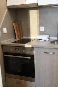 Nhà bếp/bếp nhỏ tại Apartment 504 l Free Parking l Breakfast l SPA +25 ảnh