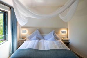 เตียงในห้องที่ NAKUK Landhotel und Restaurant