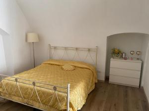 a bedroom with a bed and a dresser at Casa Bellina in Locorotondo