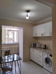 une cuisine avec une table et une salle à manger dans l'établissement Минималистичная квартира, à Kyzylorda