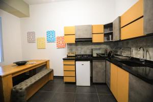 朱拜勒SunnySide Apartment - Lovely and Cozy Studio in Byblos的带水槽和台面的厨房