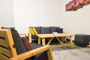 SunnySide Apartment - Lovely and Cozy Studio in Byblos的休息区
