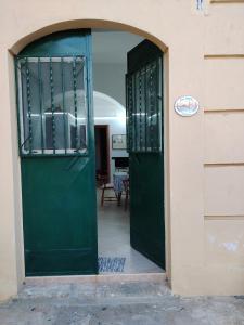 an entrance to a building with a green door at Casa Vacanze Silvia in Pizzo