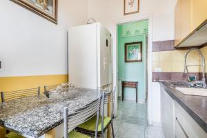 una cucina con bancone e frigorifero di Pineto Park - Vicino Ospedale Cristo Re a Roma