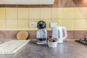 un bancone della cucina con macchinetta del caffè e mixer di Pineto Park - Vicino Ospedale Cristo Re a Roma Altre 10 foto