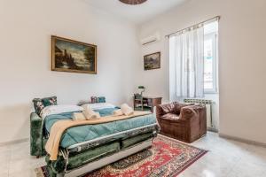 una camera da letto con un letto e una sedia di Pineto Park - Vicino Ospedale Cristo Re a Roma