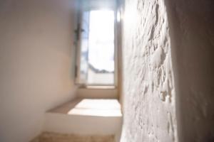 a room with a window and a white wall at Dimora dei Sette Gradini in Noci