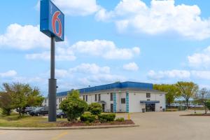a building with a sign in a parking lot at Motel 6 - Franklin, OH in Franklin